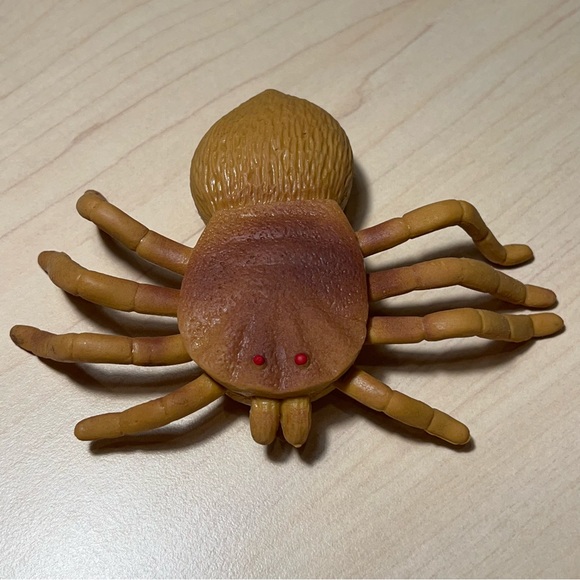 NWT Two Giant Tarantula Spiders Halloween Decoration Rubber Decor - Picture 5 of 6